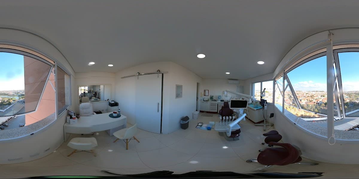 Paciente sorrindo após tratamento