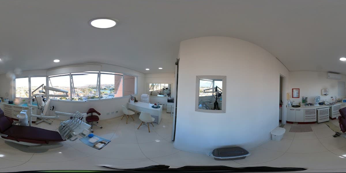 Consultório odontológico bem iluminado e organizado.