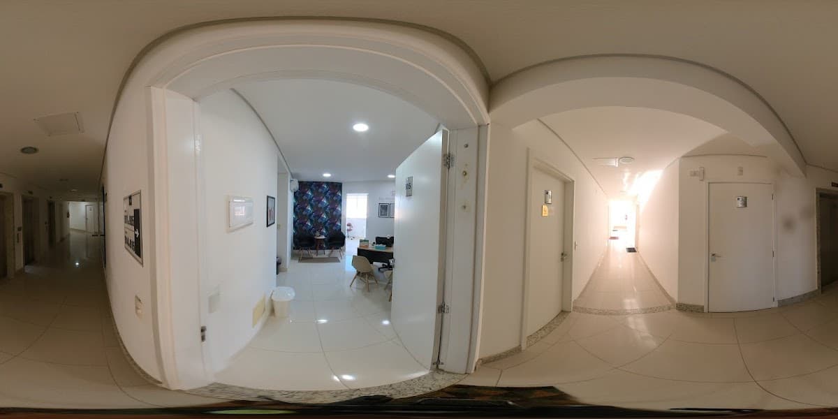 Recepção da clínica com aspecto limpo e organizado.