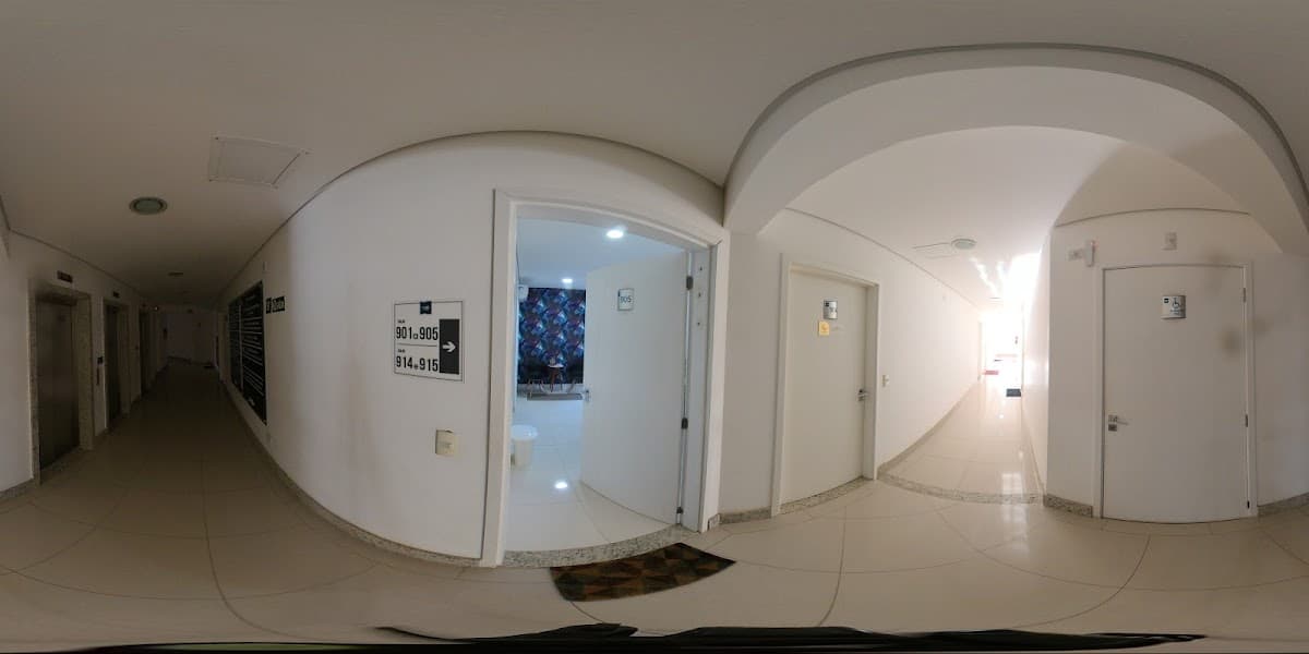 corredor de clínica odontológica com portas e sinalização