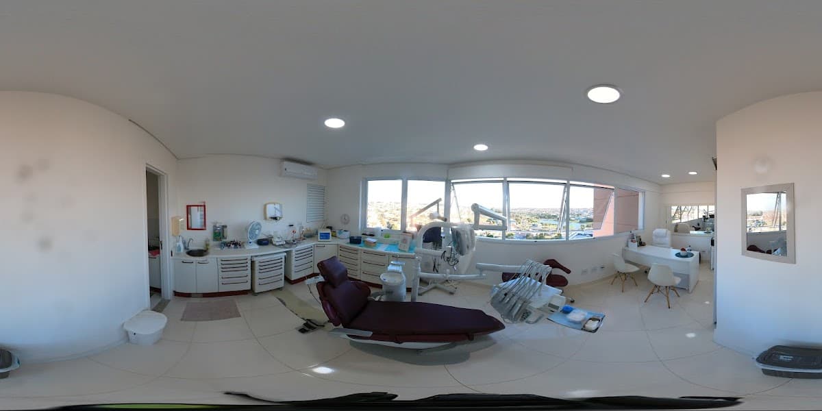 consultório dentário bem iluminado e organizado